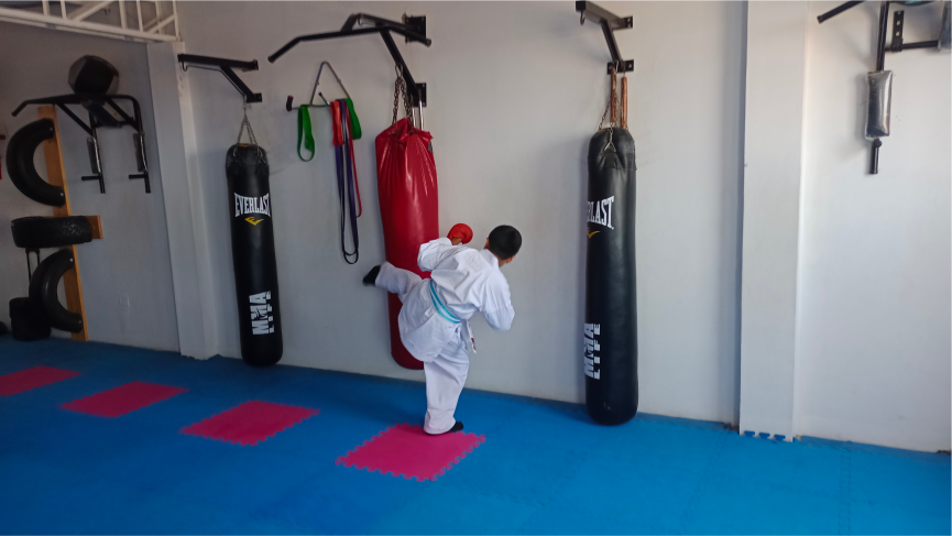 niño haciendo deporte